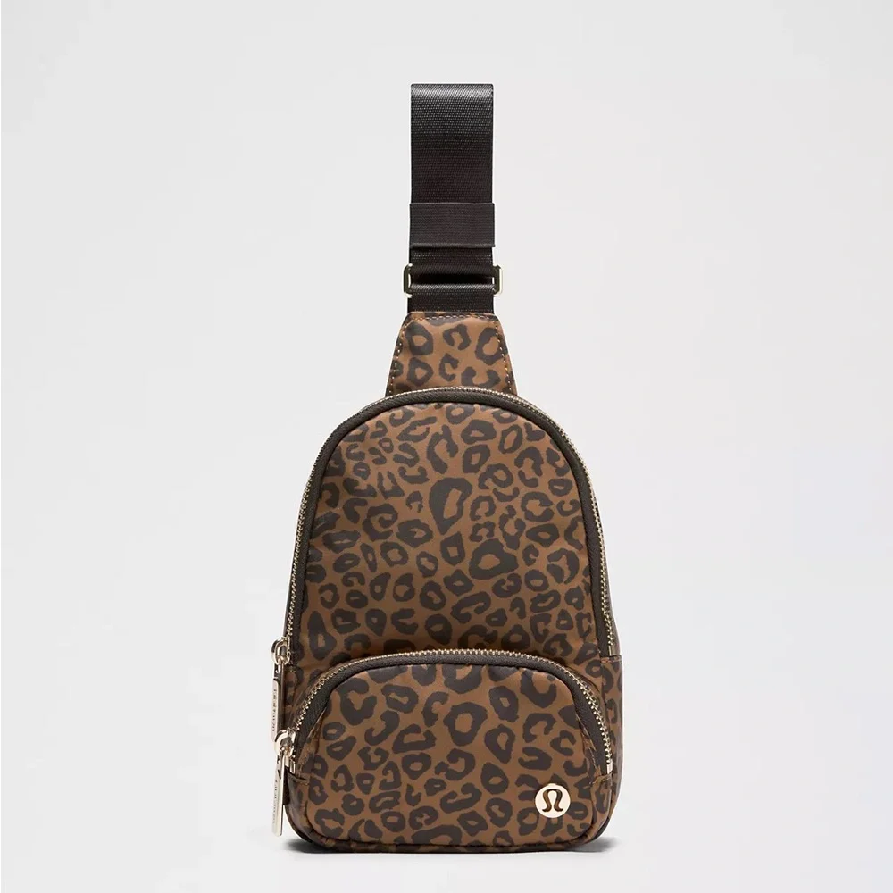 Lululemon Everywhere Sling Bag Small 2L- Leopardo Shift Desert Khaki Multi